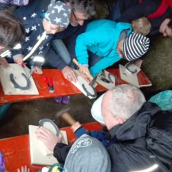 Basteln des Andenkens an den Maus Türöffner Tag